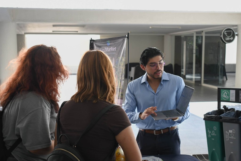Presentación de la plataforma UniMarket a estudiantes en un campus universitario