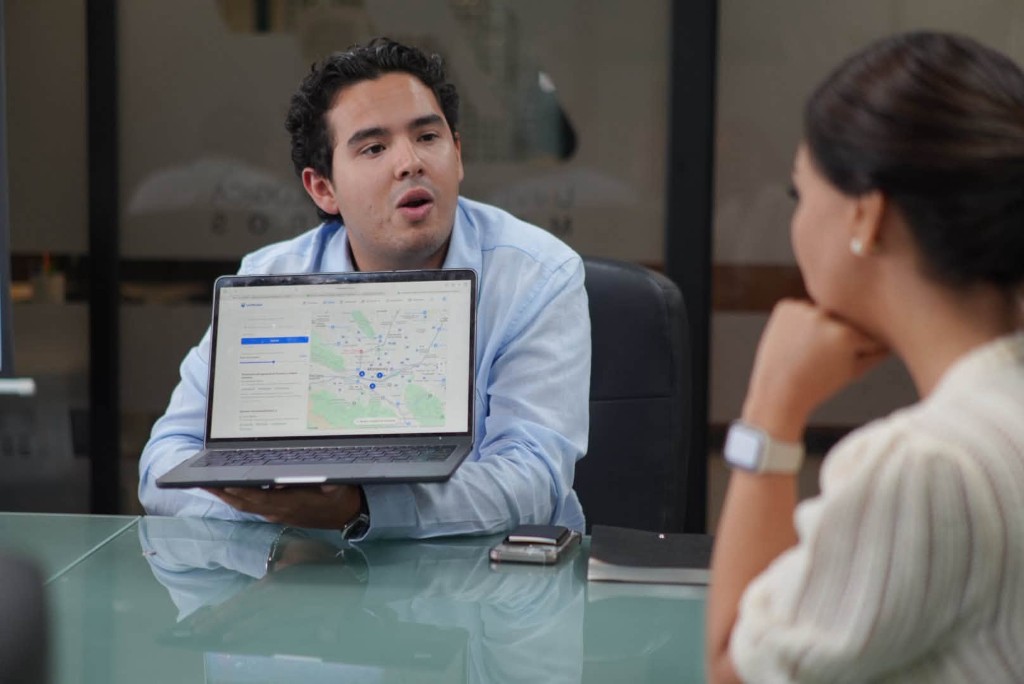 Reunión de trabajo mostrando el mapa de vacantes de UniMarket a una empresa aliada