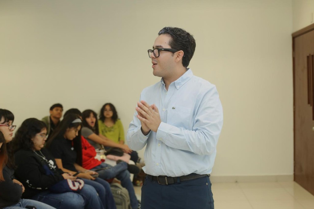 Presentación de UniMarket a estudiantes universitarios durante una visita a un campus aliado