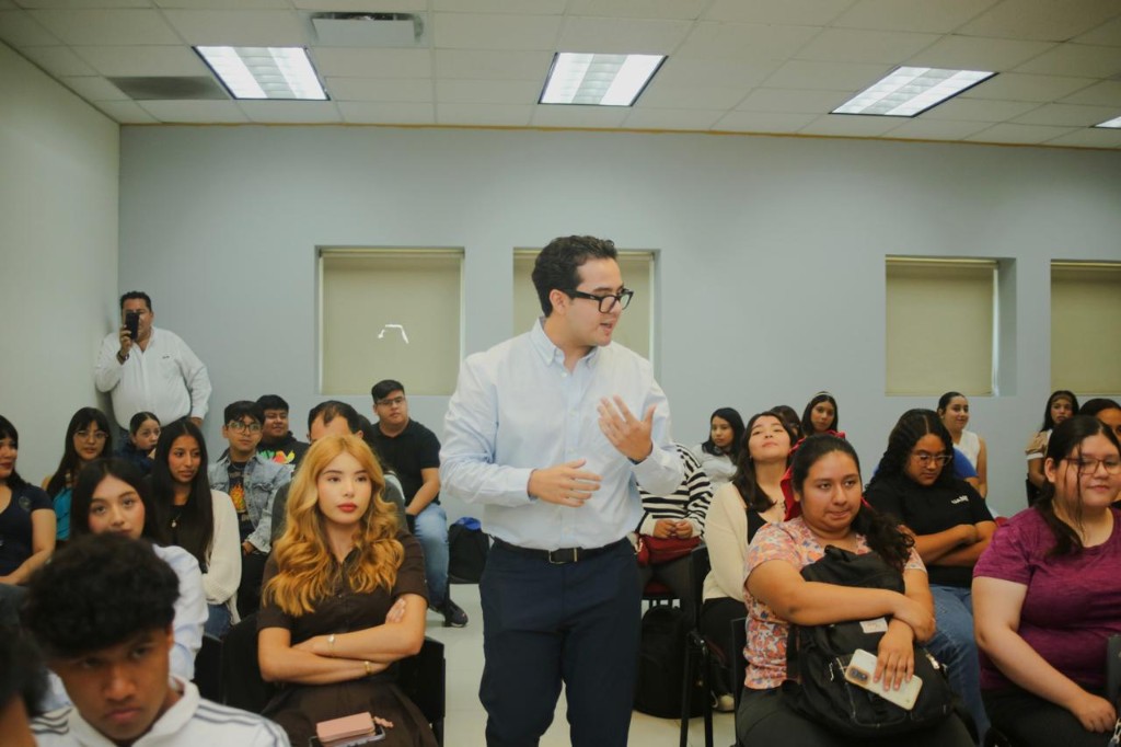 Sesión de UniMarket con estudiantes en un aula universitaria